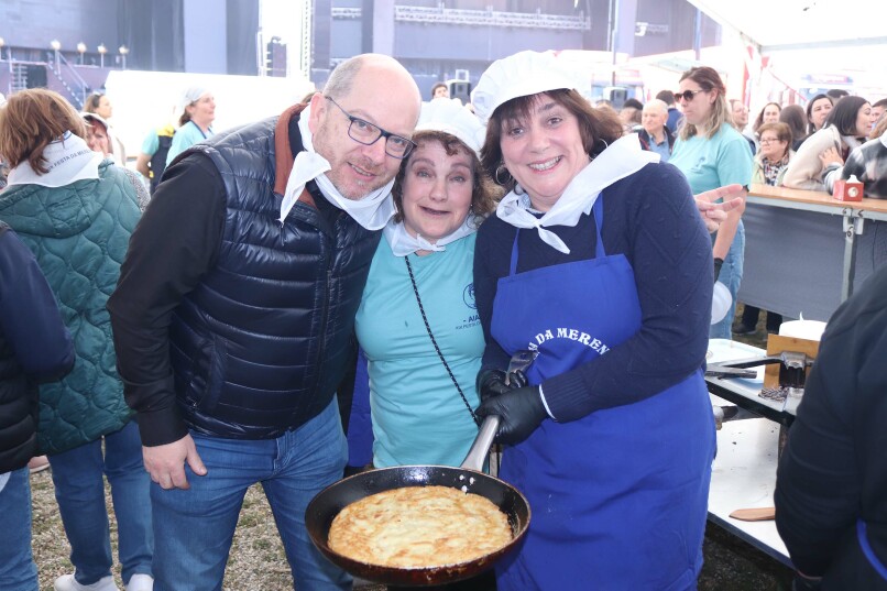 Milleiros de persoas desfrutan en Frades dunha das edicións máis concorridas da Festa da Merenda de Aiazo 