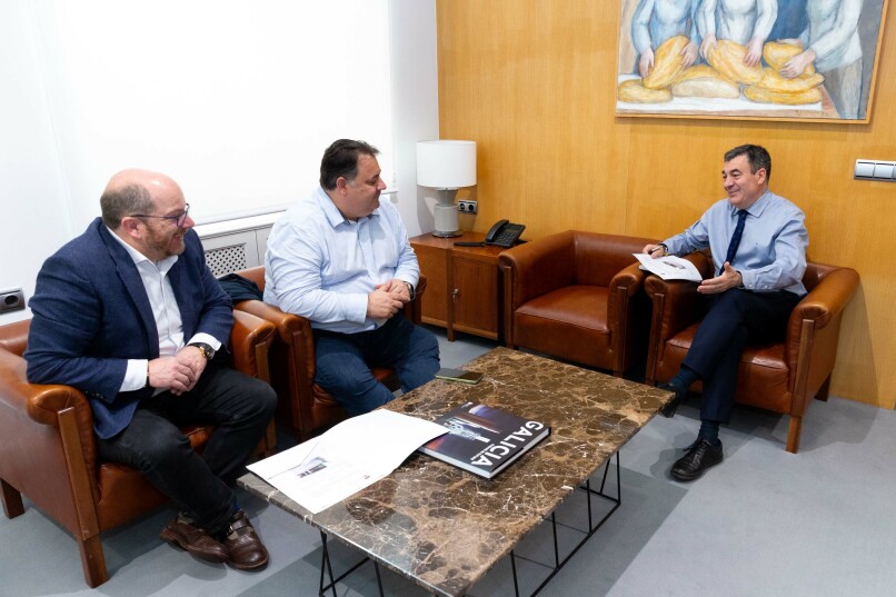 O conselleiro de Educación e o alcalde de Frades avalían actuacións para mellorar o colexio de Ponte Carreira