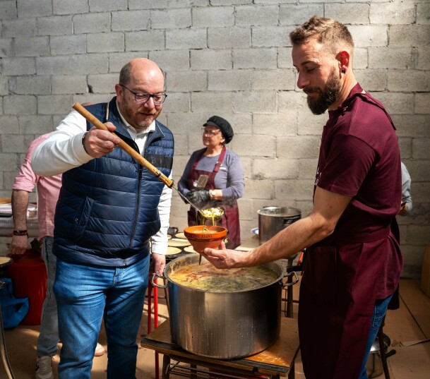 A XII Festa da Filloa de Abellá foi un gran éxito de participación e repartiu máis de 400 menús de filloas, caldo, rixóns e lacón