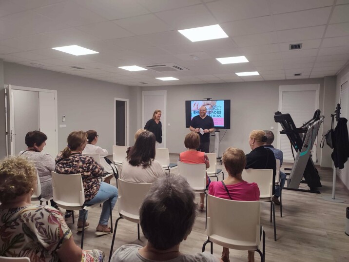 Máis de medio cento de veciños e veciñas de Frades participan en dúas charlas gratuítas sobre enfermidades reumáticas