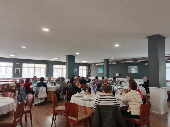 Un grupo de 32 veciñas e veciños de Frades completa a derradeira etapa do Camiño Portugués, entre O Milladoiro e Santiago