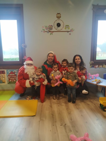 Os meniños e meniñas de Preescolar na Casa e das dúas casas niño de Frades reciben a visita de Papá Noel