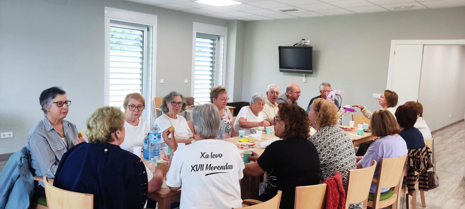 Os maiores do centro sociocomunitario de Frades celebran unha festa de fin de curso