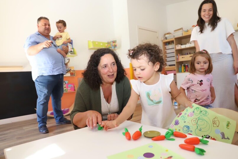 A delegada da Xunta na Coruña e o alcalde de Frades visitan as casas niño Xoaniña e Axóuxere