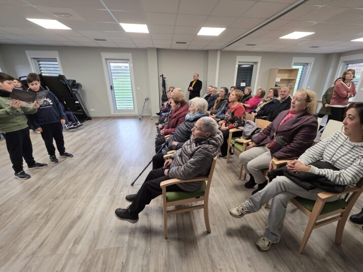 Gran acollida do terceiro intercambio xeracional “Lecturas compartidas cos nosos maiores”, que reuniu a máis de medio cento de persoas no centro sociocomunitario de Frades