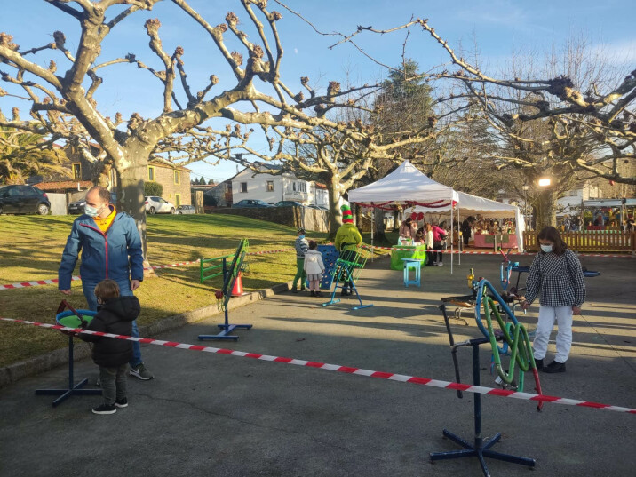 Gran participación no Mercado de Artesanía de Ponte Carreira, que abre o programación especial de Nadal en Frades 