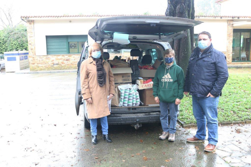 O Concello de Frades entrega a Cáritas os alimentos recollidos na campaña de Nadal