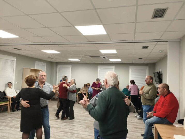 Unha trintena de veciños e veciñas de Frades celebran unha Festa Pre Fin de Ano 