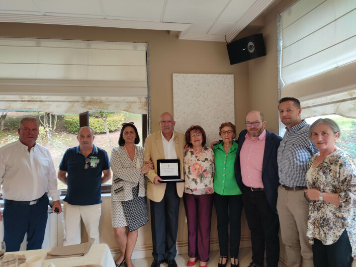 Medio cento de persoas participan na homenaxe a Juan López Villasante, quen estivo 33 anos como médico en Frades